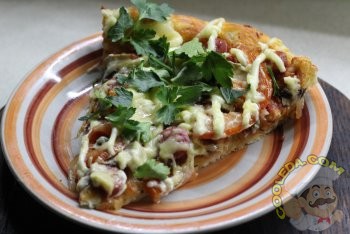Пицца "Охотничья" с копчеными колбасками, грибами и томатами